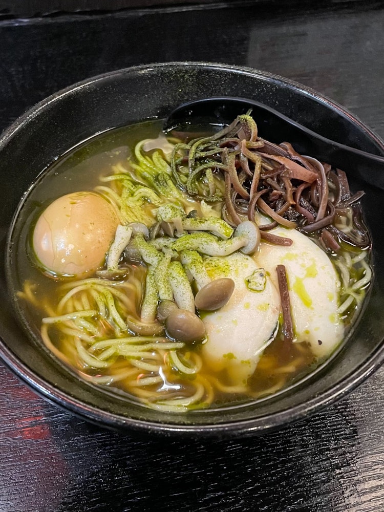 [画像1]京都の麺家いろはで食べた、宇治抹茶ラーメン。そこまで抹茶が強すぎず、意外に美味しいというギャップが面白かったです。