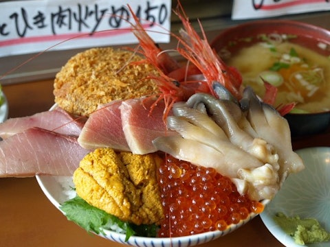 [이미지1]✨🦐 카이센돈 소개 🍚✨오늘은 「메자마시 TV」가 니조 시장의 해물 덮밥을 소개해, 도마코마이구에는 해산물 요리가 듬뿍! ! 💁‍♀️도마코마이시와 관련된 '홋키 껍질'로 만든 해산
