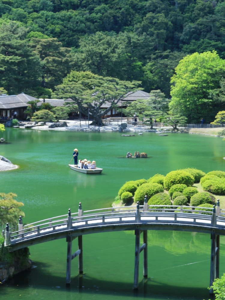 [Image1]It is Ritsurin Park during the fresh green season.It is highly regarded from overseas and has many f