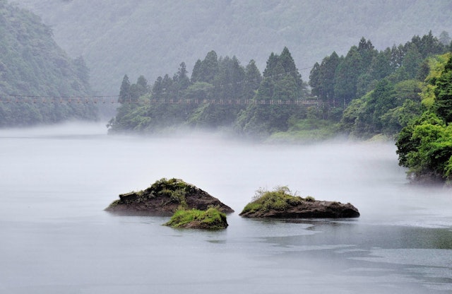 [画像1]和歌山県の飛び地北山村を流れる北山川、観光筏下りで有名ですが、雨の後に発生した川霧が見せてくれる自然の風景は素晴らしいと思います。