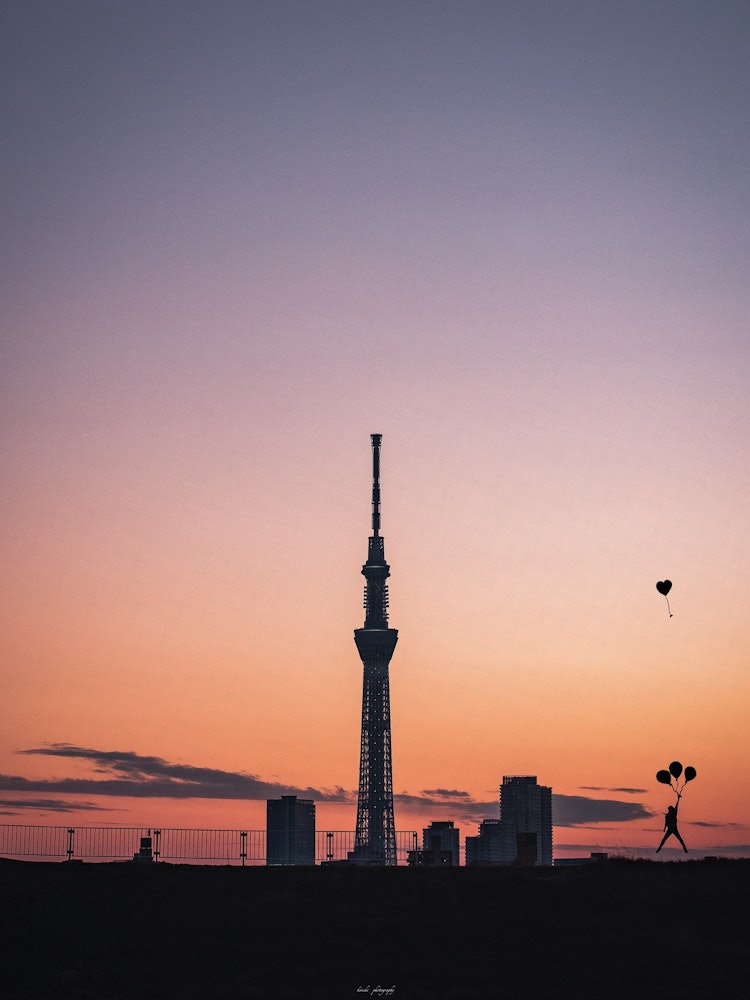 [Image1]Silhouette play on the bank of the Arakawa River.