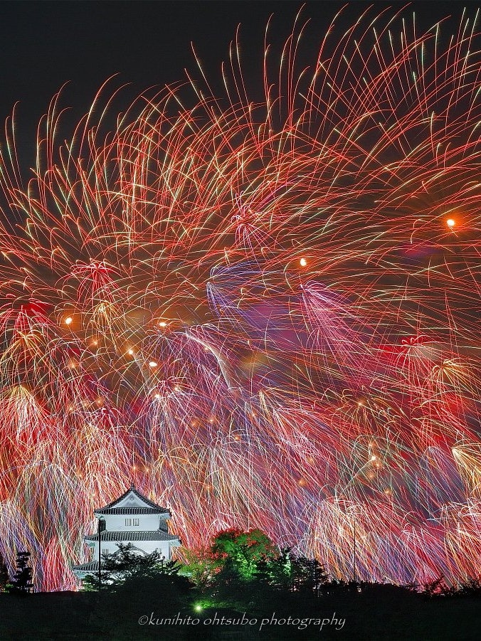 [Image1]「Fireworks covering Marugame Castle」Location : Marugame City, Kagawa Prefecture＊This is a photo of l
