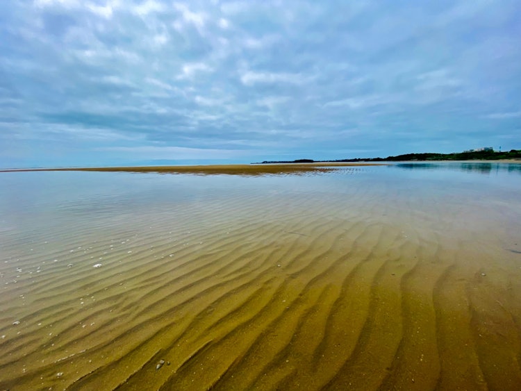 [相片1][基瓦拉海滩]山口县宇部市浅水中的宁静海滩我刚好在退潮时去那里，所以浅水一直延伸到很远的地方，清澈湛蓝的水面就像一面镜子，真是一幅美丽的风景。在潮汐退去的沙滩上，出现了🦀由海浪形成的图案（沙纹），寄居