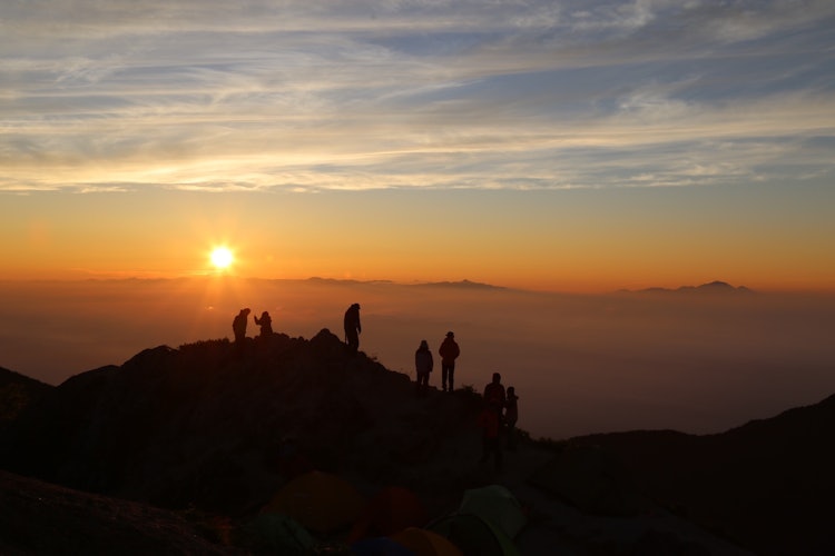 [画像1]燕岳からの日の出