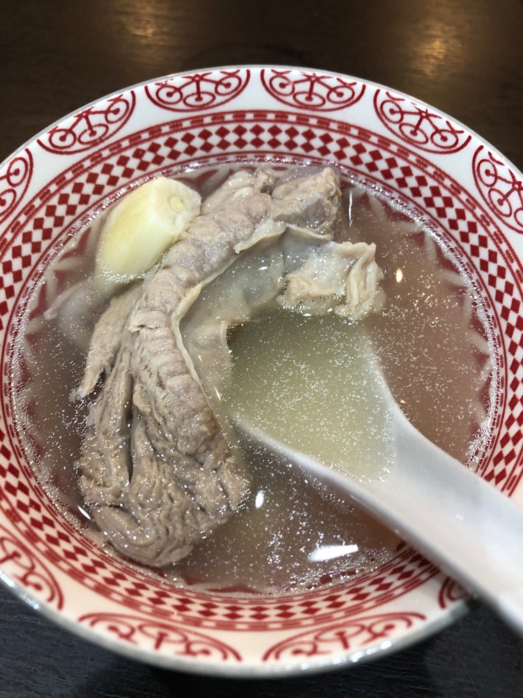 [画像1]日本人の食卓 。 コロナ禍でなかなか外食にいけないので自作料理で外食した気分に浸っています。 今日は友人からいただいたシンガポールバクテーの素を使い牛肉の代わりに豚肉を入れて作りました。 本場の味にか