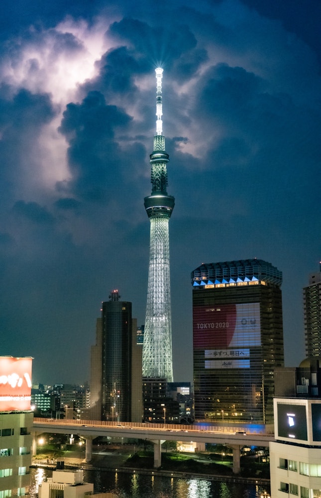 [相片1]照亮东京晴空塔雷云重叠，我能够拍出一张很酷的照片！摄影器材索尼α7III灯房编辑软件
