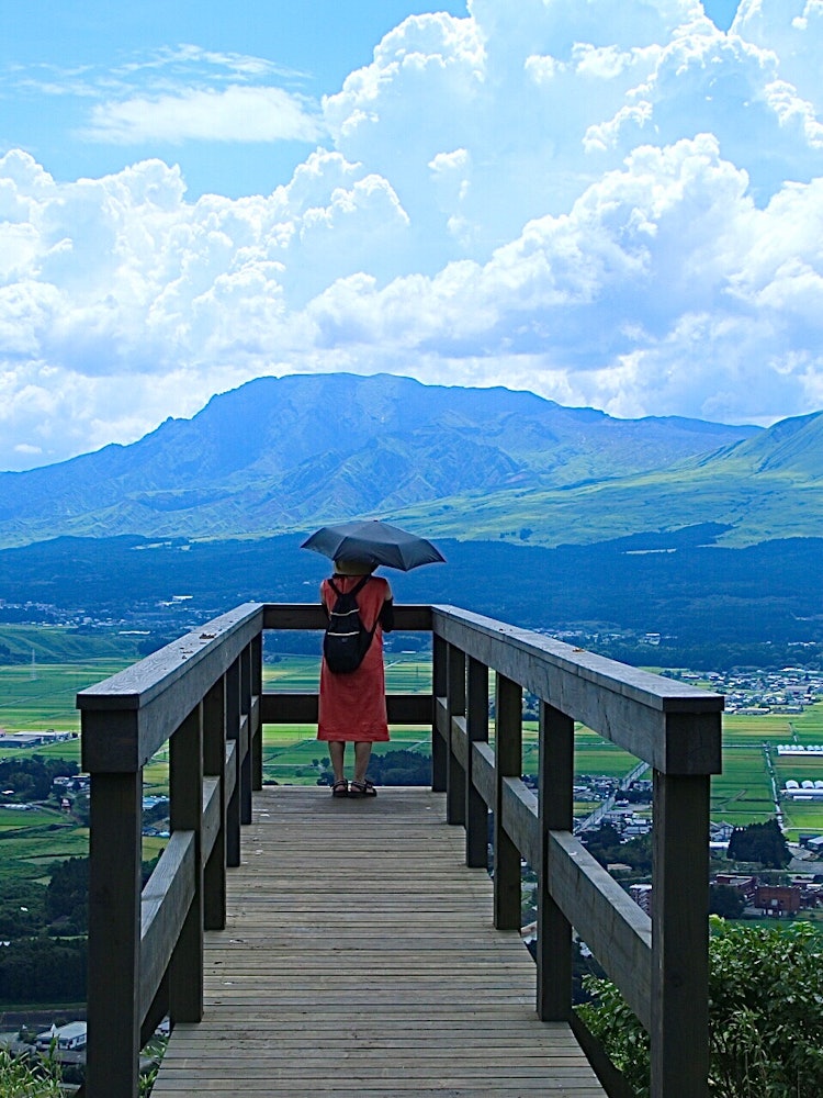 [画像1]熊本県阿蘇市内牧温泉の田子山展望所で通称そらふねの桟橋と呼ばれています。 阿蘇五岳を一望出来開放感たっぷり。 アフターコロナのドライブで寄ってみてください。