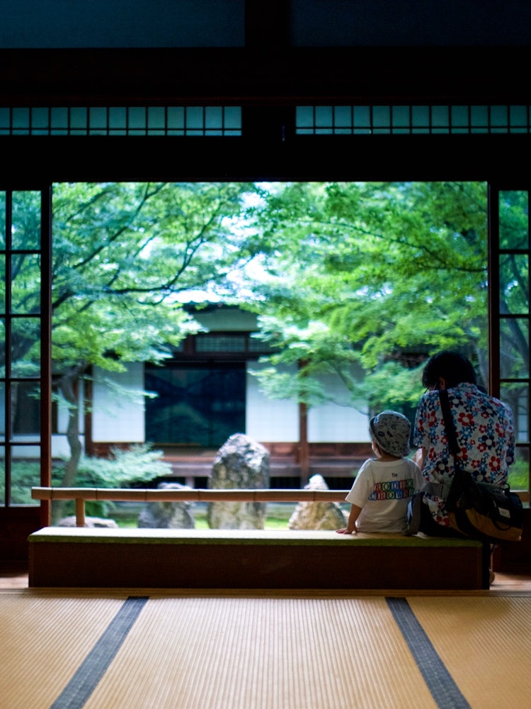 [画像1]祇園からほど近く歩いて５分ほどの場所にある建仁寺。京情緒あふれる祇園の真ん中に位置し、京都最古と伝わる禅寺です。境内いたる所に楓が植えられていますが、一番の見どころは潮音庭（ちょうおんてい）と呼ばれる
