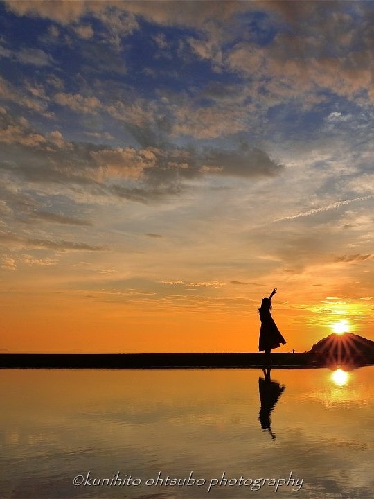 [画像1]「ビーチに沈む美しい夕日」場所 : 香川県三豊市・父母ヶ浜＊~秩父ヶ浜の美しい夕日~久しぶりに訪れた秩父ヶ浜海水浴場。到着した時は曇り空でどうなるのだろうと思っていましたが、夕暮れ時には晴れた日には見