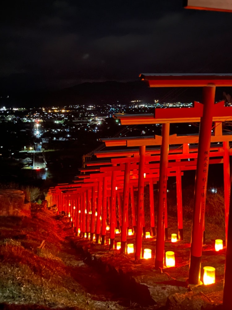 [画像1]うきは市にある、【稲荷神社】へ行った際に撮った写真です。お気に入りのスポットで、鳥居と夜景がとても綺麗で落ち着きます。