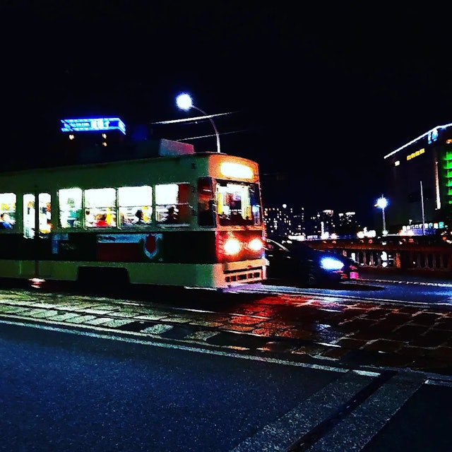 [画像1]広島市 / 広島 Hiroshima City / Hiroshima有名な、広島の路面電車撮りました。 路面電車は遅く思われがちですが意外と速く、その速さと夜特有の情緒とを1枚に収めることが出来まし