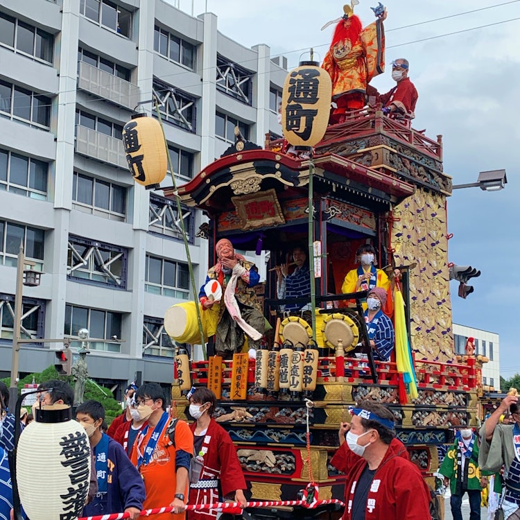 [이미지1]10월 16일, 22일 촬영.가와고에 축제의 사진입니다.가와고에 시청에서 열리는 축제 수상 행렬입니다.Tongmachi와 Zhongli의 산차입니다.각 마을, 의상 및 예배 학교에
