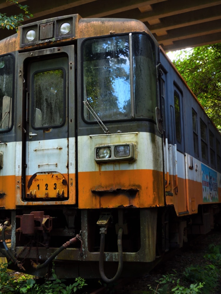[画像1]📍石川県/旧のと鉄道 藤波駅跡使われなくなった電車が放置され、廃線上で良い雰囲気を放っています✨