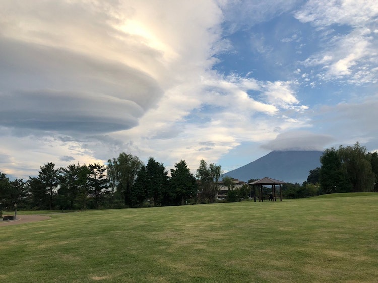 [画像1]この日は大きな吊るし雲が左手に、富士山には笠雲が。 とても幻想的でした。