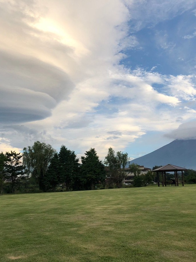 [Image1]On this day, there are large hanging clouds on the left and cap cloud on Mt. Fuji. It was very fanta