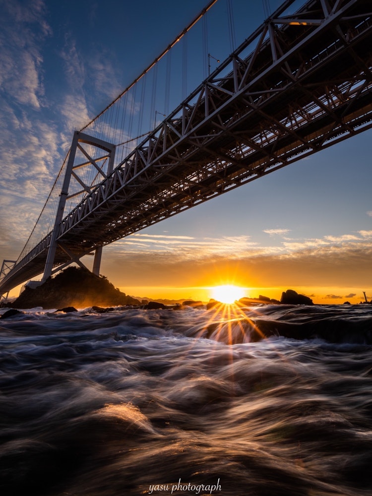 [Image1]It is sunrise over Onaruto Bridge in Tokushima Prefecture.Speaking of the Naruto Strait, the whirlpo