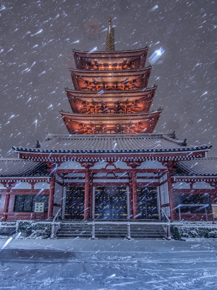[Image1]Five-storied pagoda and snow.Cold enough to tear your hands.Endurance.