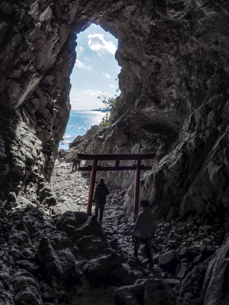 [이미지1]미야자키현 휴우가시에 있는 오미 신사의 섭정 신사인 우도 신사입니다. 높이 20m, 너비 8m, 깊이 40m의 바위 동굴은 수천 년 전에 인간의 손에 의해 파헤쳐 졌다고하며,이 바