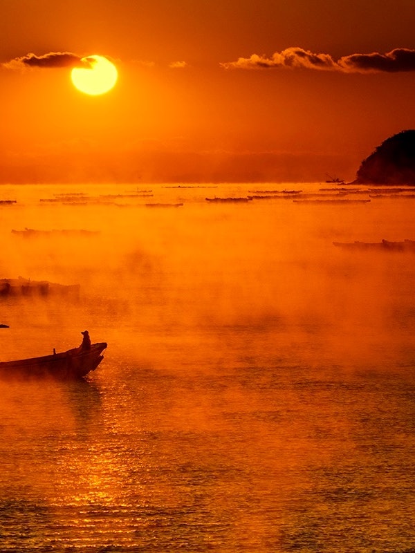 [相片1]冈山县濑户内市的金海湾。我拍摄了黎明和日出时离开港口的渔船。 它成为一部让我们感受到人与自然关系的作品。