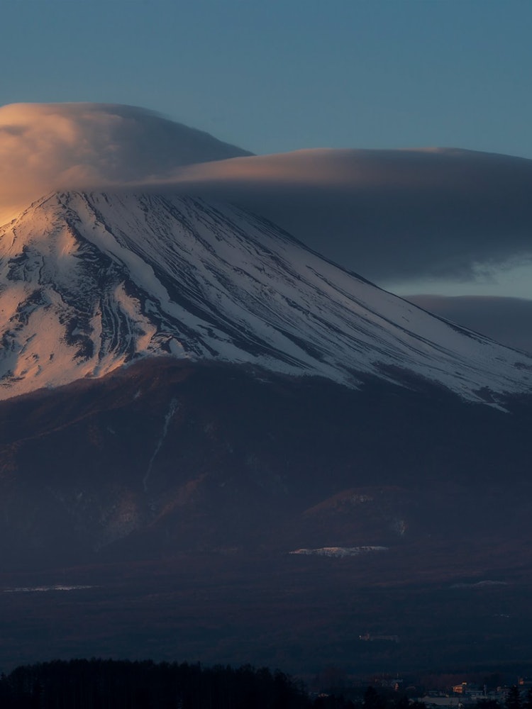 [相片1]“日本的自然”富士山的盖云。 帽云有各种形状，每个形状都有一个名字。 照片中所示的帽云的名字叫做久志笠。 冬天的富士山真的很美。拍摄地点：山梨县富士河口湖町河口湖畔