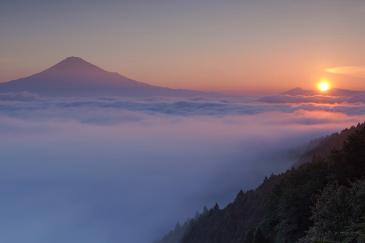 [相片1]清晨的阳光照耀在云海和富士山上，非常美丽。