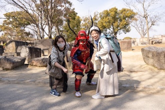 [相片2]2月14日陽光明媚，冬日溫暖外國遊客來日本觀光武士的“Battoujutsu”（劍術）姿勢武士與訪問日本的外國遊客一起做“Battoujutsu-jutsu⚔”。
