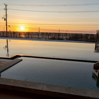 [相片2]千葉鴨川溫泉里安。 它於 2022 年 8 月 8 日開業。從您的房間，您可以看到早晨的太陽從您面前的太平洋升起。 一邊看清晨陽光的露天浴池是最好的。 反射在眼前水盆裡的陽光也很美，風海的聲音讓顧客放