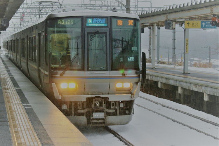 [相片1]这列火车冒着倾盆大雪...
