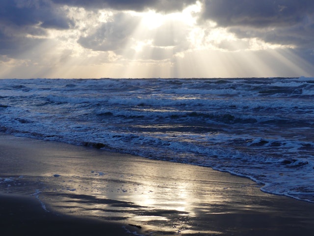 [画像1]「３月の日本海と光芒」 能登の千里浜から海からの風はまだ少し冷たいが陽が出れば気持ちはほぐれる。 雲に隠れても光芒が現れると嬉しい。