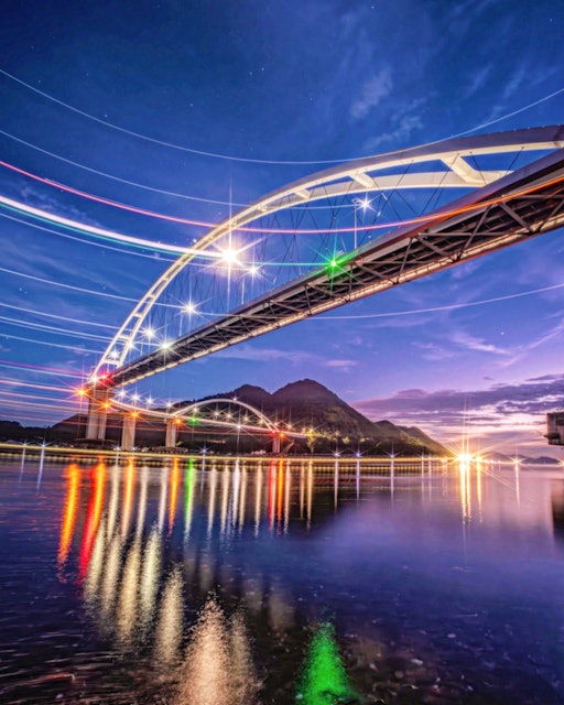 [画像1]広島県　福山市　内海大橋(広島県のおすすめスポット)#内海大橋 👈 @bingolife8 内海大橋のこのオマケでラストです。シャーっと光跡を入れて一枚📸カメラを三脚に固定してカメラがが左右に振れるよ