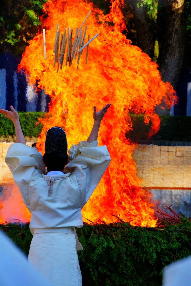 [相片1]這是在京都伏見稻荷大社舉行的燃火祭「燃火神社」。扔進「火串」很酷。