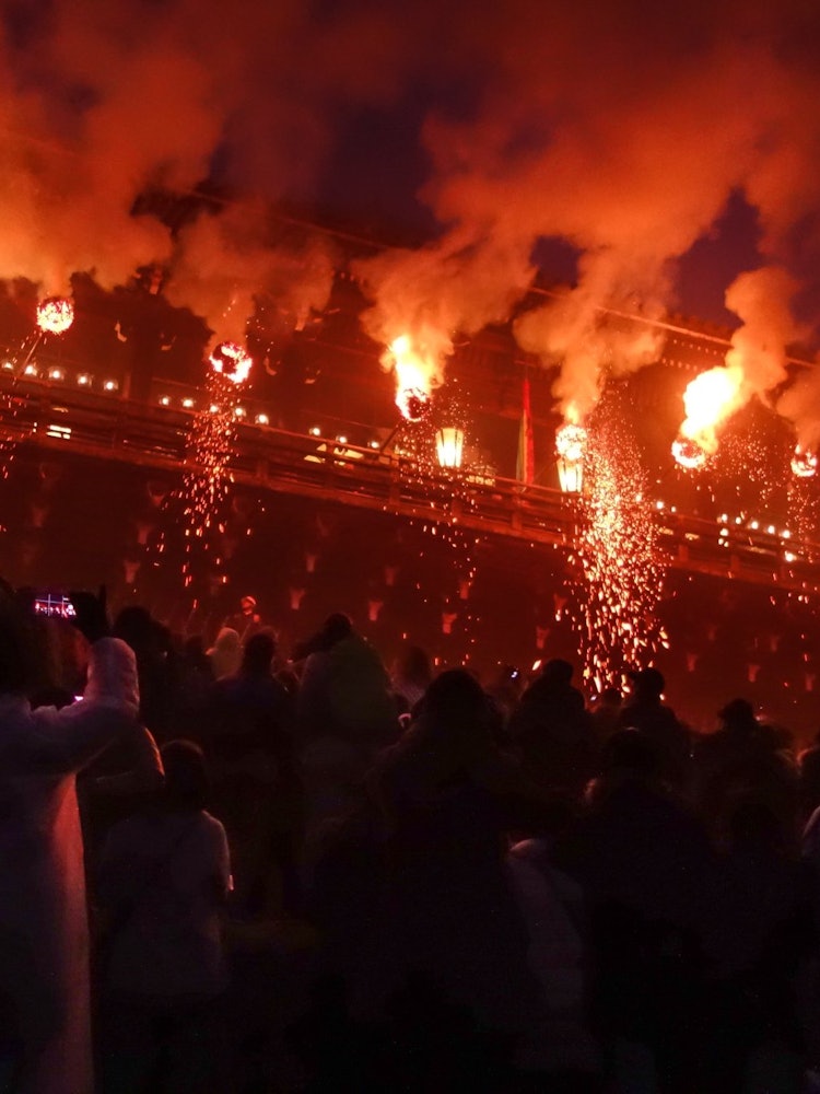 [相片1]東大寺二塚堂修二會（水鳥）十支火炬排在二月道的舞臺上，燃燒得很旺盛，火花如雨點般落下的景象堪稱傑作。
