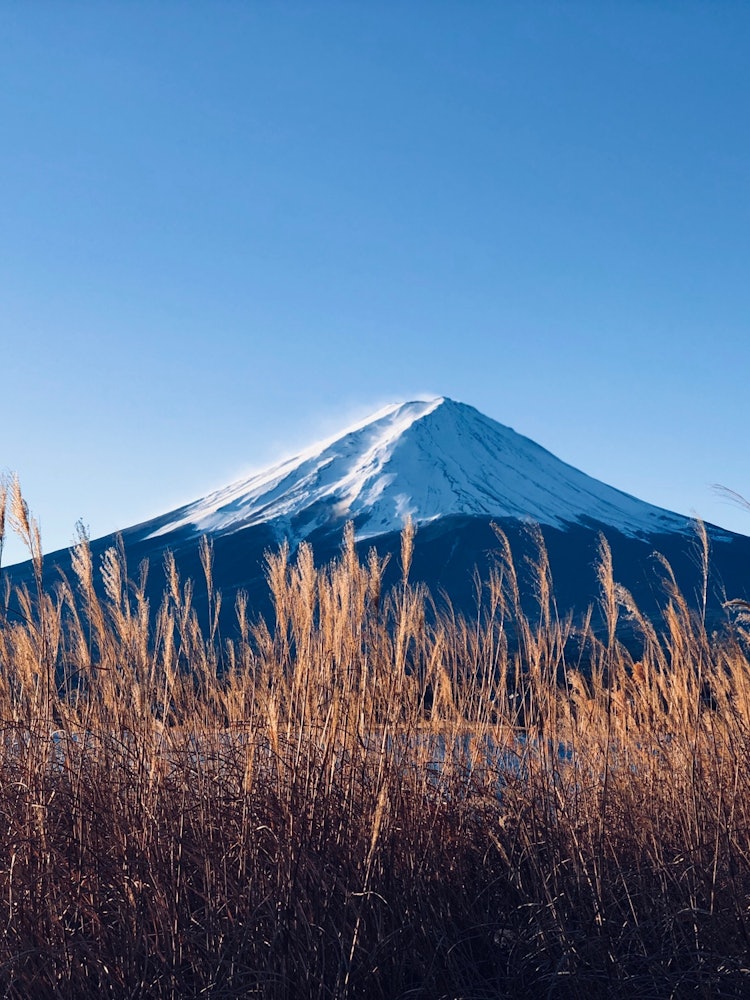 [Image1]Yamanashi Prefecture, on the shore of Lake Kawaguchiko. On New Year's Day 2022, Mt. Fuji under a cle
