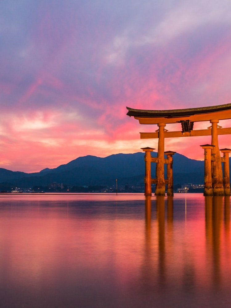 [Image1]Located on Miyajima in Hatsukaichi City, Hiroshima Prefecture, it is the torii gate and sunset of It