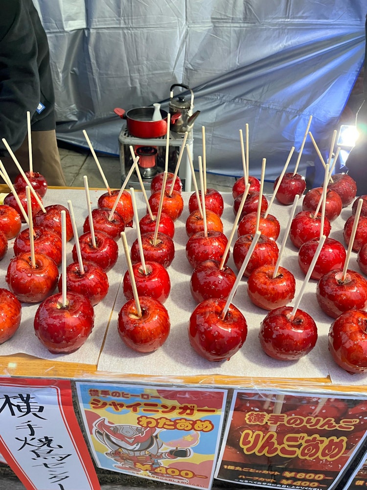 [画像1]秋田県は、磁力のある荒野と、今まで味わった中で最もおいしいリンゴを育てるのに最適な気候を誇る息を呑むような目的地です。先日、横手鎌倉まつりに訪れた際、砂糖でコーティングされた真っ赤な秋田りんごがとても