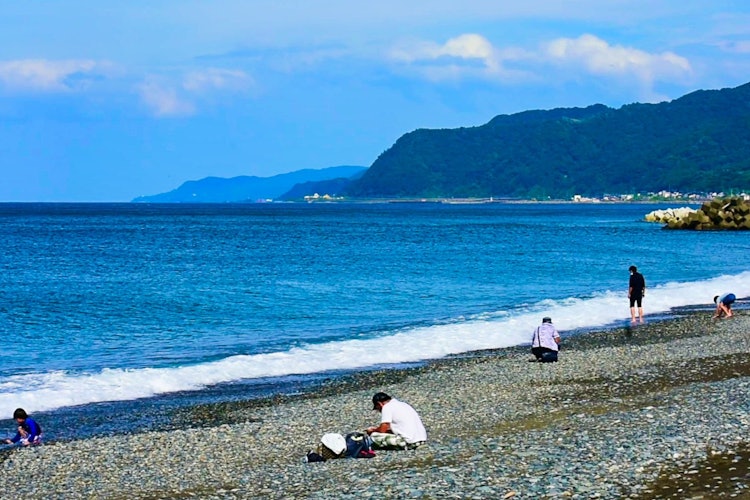 [이미지1]이토이가와(니가타현)의 옥 해변은 일본의 숨겨진 보석입니다. 해변은 보기에 좋고 목욕을 위한 장소이자 자연 보물 찾기를 위한 완벽한 목적지입니다. 운이 좋다면 이 해변에서 옥을 찾