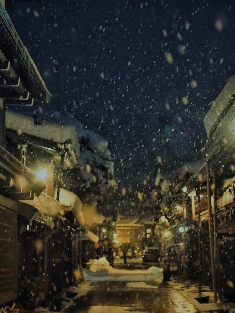 [画像1]毎年行っている飛騨高山の古い街並み。 日が暮れた頃に見れる光景です。 去年は色々あって大変な年でしたが、最後の最後で素晴らしい雪景色を見ることができました。