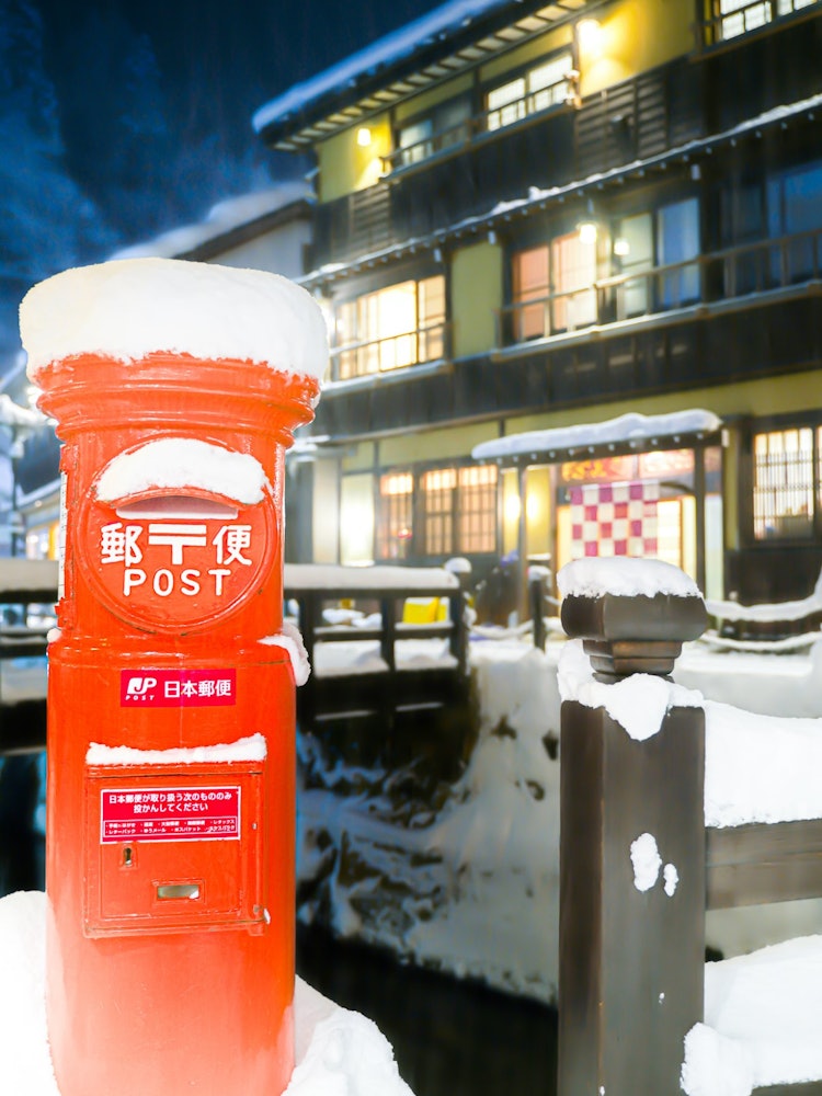 [画像1]山形県の銀山温泉の景色です。ポストもすっかり雪化粧されてました。