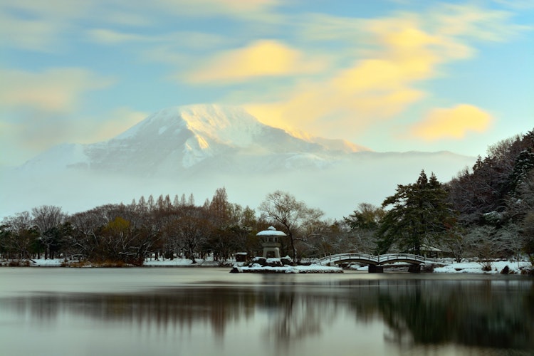 [画像1]滋賀県米原市にある三島池と、そこから望む日本百名山の伊吹山。 激しく雪が舞う深夜から待機していると雪が止み、夜明けが伊吹山を照らし出した。