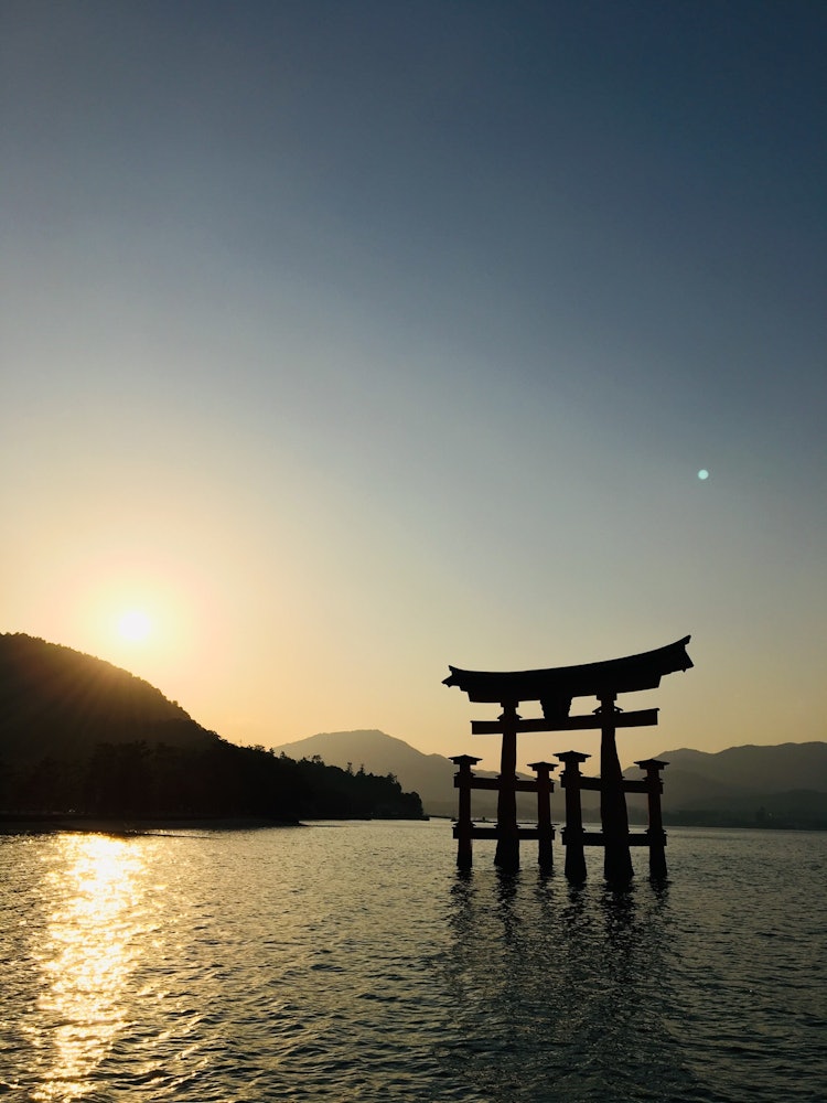 [画像1]広島県宮島にある厳島神社海上に立つ鳥居から力強さを感じた。コロナが明け旅行が出来るようになった時は是非とも改めて、参拝したい