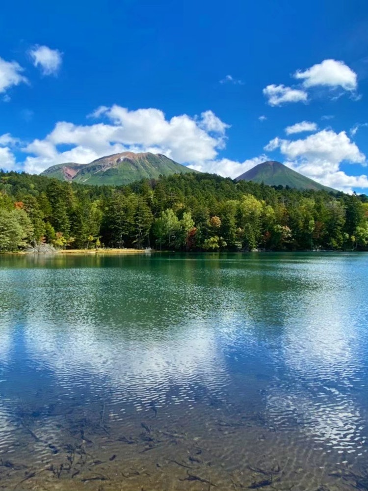 [画像1]北海道✨阿寒摩周国立公園のオンネトー湖美しい澄んだ湖はいつも私を楽しませてくれます。この湖とそれを取り巻く自然を眺めながら、とてもリラックスしたことを思い出しました。