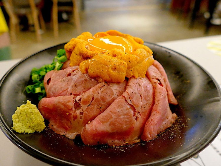 [相片1]高奇牛肉海膽烤牛肉蓋飯!!!一碗豪華的烤牛肉和海膽配米飯。作為一個惡魔般的組合，已成為各種SNS熱門話題的Instagram可功能表也是完美的。它在京都塔的地下室出售。