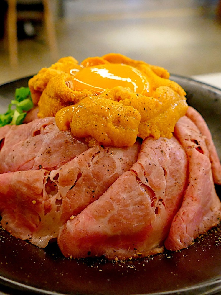 [Image1]Gochies beef sea urchin roast beef bowl!!!A luxurious bowl of roast beef and sea urchin on rice.As a
