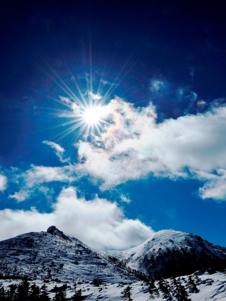 [相片1]我在隆冬时节添加了八岳，在东西部添加了天狗岳，并拍摄了天空中闪耀的阳光和蓝天。 风很冷。 那是我感觉好多了的时候。