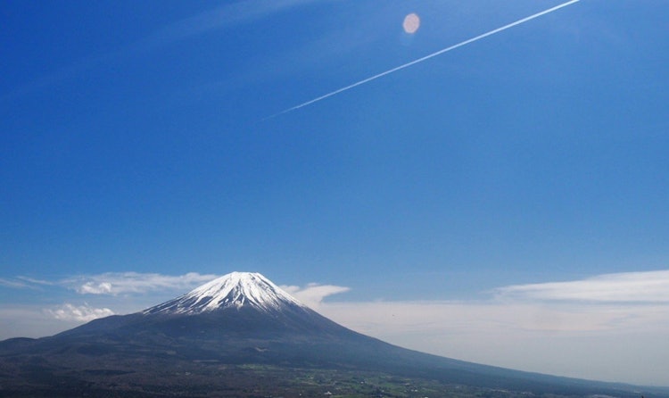 [Image1]Photographed from Mt. Ryugatake in Yamanashi Prefecture. The contrails were a nice accent to the cle