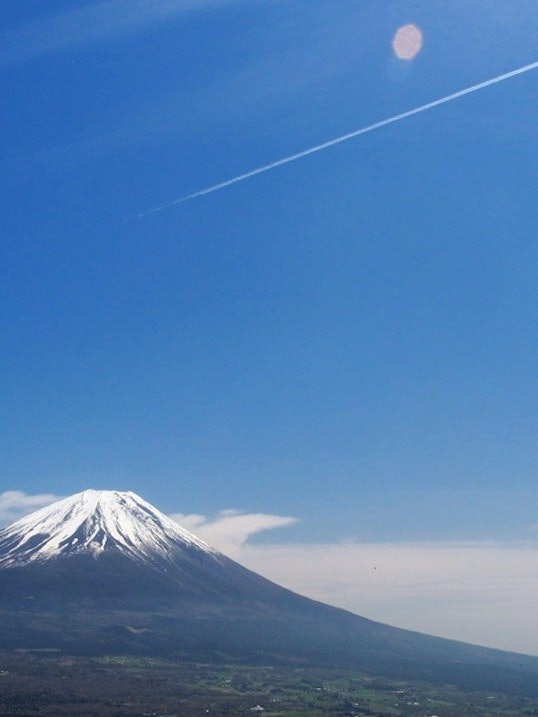 [相片1]拍攝自山梨縣龍岳山。 凝結尾跡是湛藍天空的一個很好的口音。