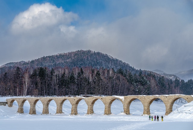 [Image1]タウシュベツ川橋梁は、北海道上士幌町の糠平湖にある、旧国鉄士幌線のコンクリート製アーチ橋で、 湖が凍る冬季はスノーシューを履いて湖を歩いて近くまで行く事が出来ます。
