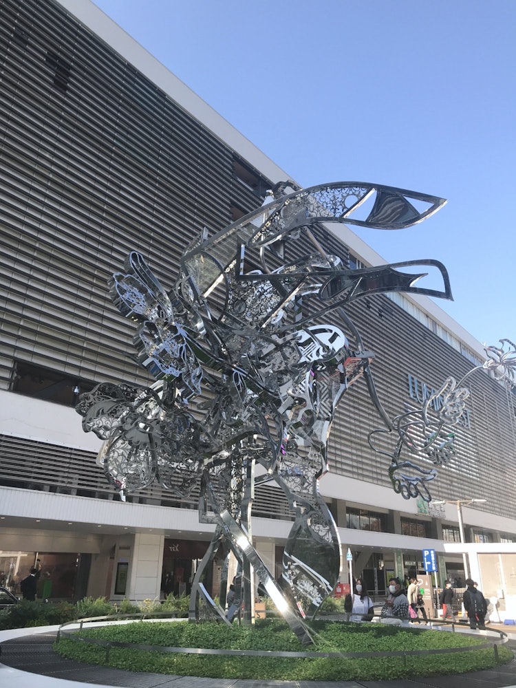 [Image1]Went to Shinjuku Station the other day and took of photo of the giant metal sculpture while I was th