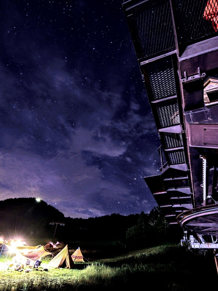 [Image1]At the Shiga Kogen Sky Festival in Nagano Prefecture. Starry sky after sunset, campsite and lift boa