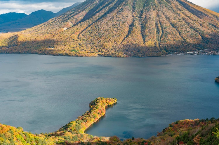 [画像1]「湖面の彩り」半月山展望台からの八丁出島を見るためにハードな登山をし待望の絶景を目にすることが出来ました。